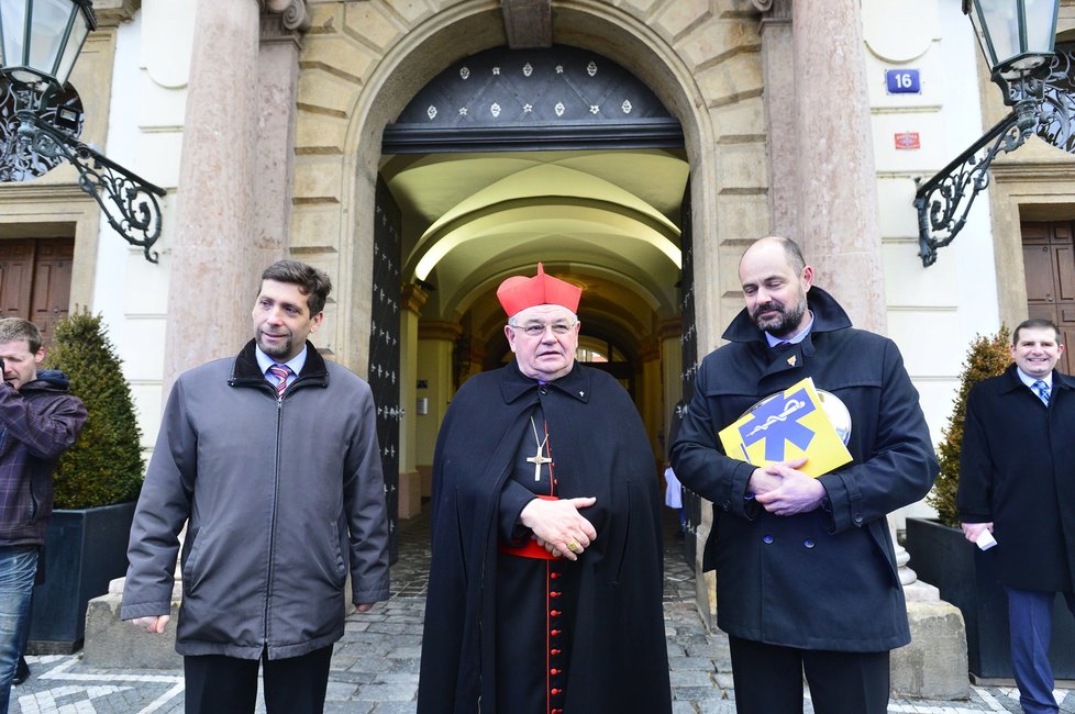 Radní Radek Lacko, kardinál Dominik Duka a ředitel pražské záchranky Petr Kolouch