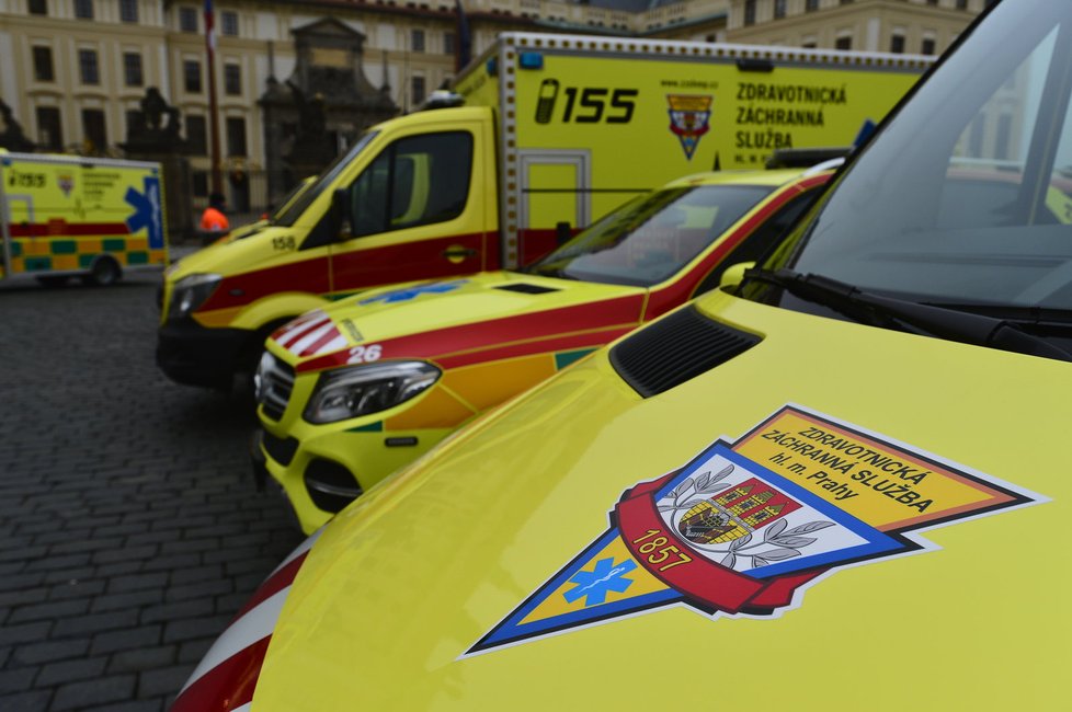 Zdravotnická záchranná služba Prahy převzala slavnostně 22. prosince na pražském Hradčanském náměstí nové sanitní vozy.