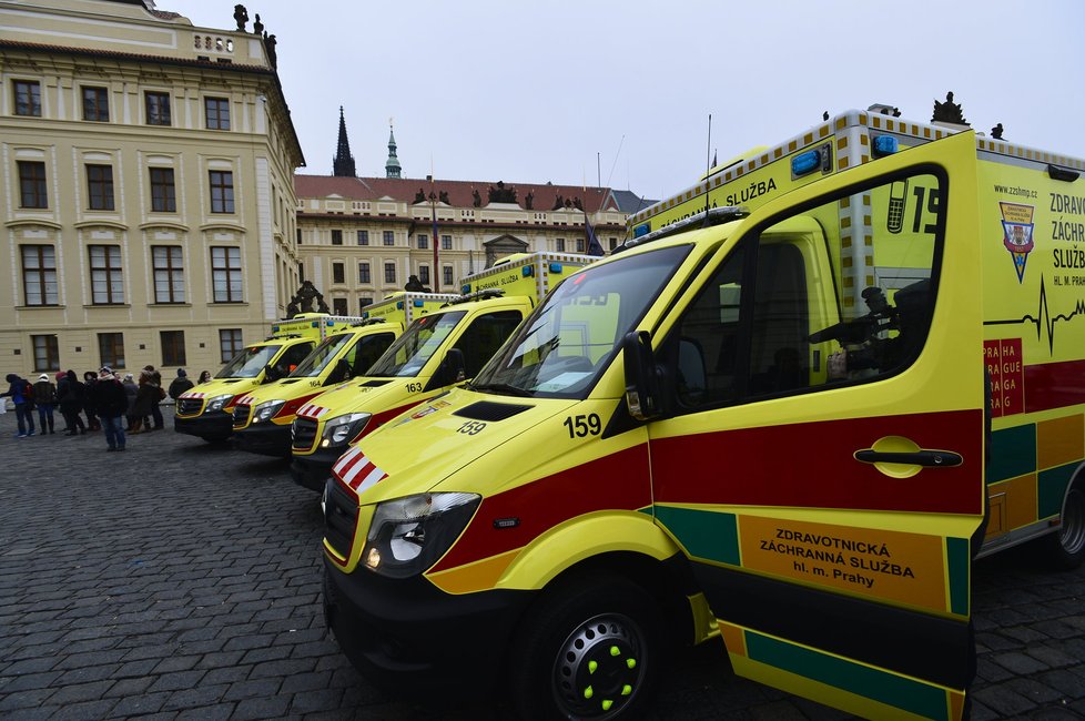 Zdravotnická záchranná služba Prahy převzala slavnostně 22. prosince na pražském Hradčanském náměstí nové sanitní vozy.