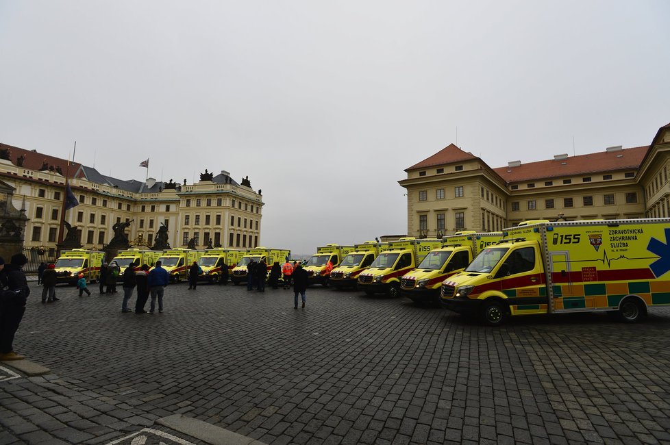 Zdravotnická záchranná služba Prahy převzala slavnostně 22. prosince na pražském Hradčanském náměstí nové sanitní vozy.