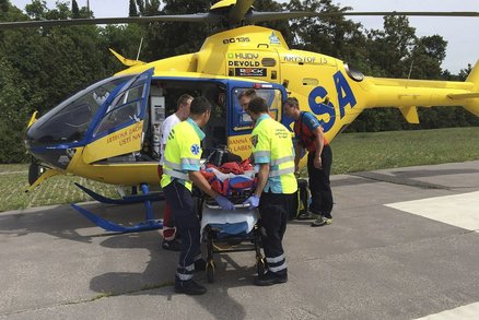 Batole se na Plzeňsku opařilo horkou kávou: Vrtulník ho odvezl na popáleninové centrum v Praze