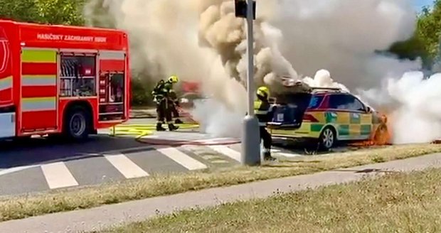 Požár sanitky v Podběhlohorské ulici, 13. srpna 2026