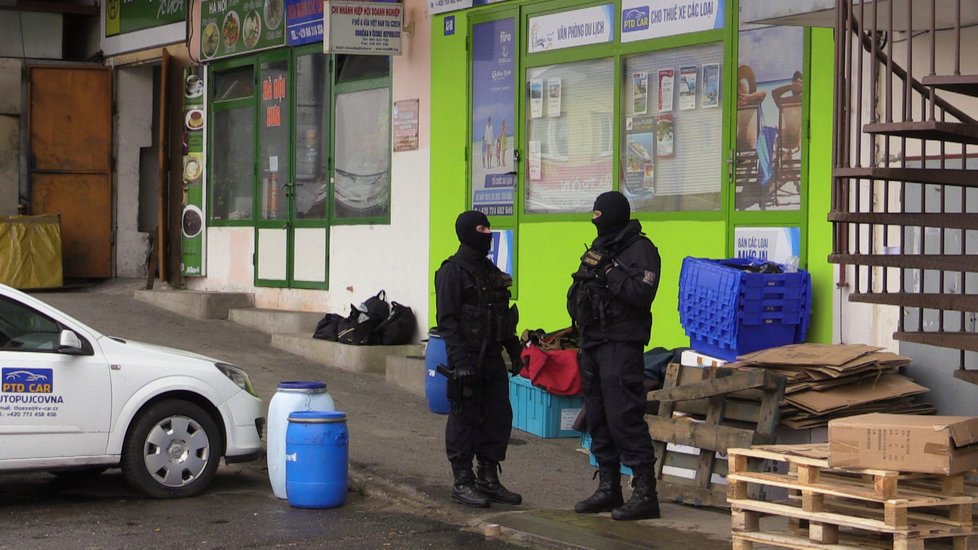 Policejní zásah ve varně drog v pražské tržnici Sapa.