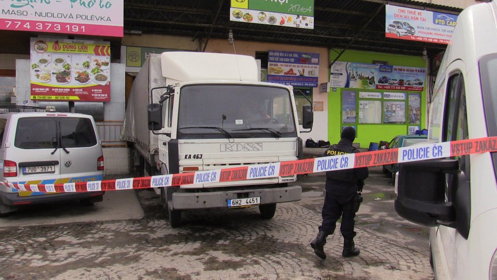 Policejní zásah ve varně drog v pražské tržnici Sapa.