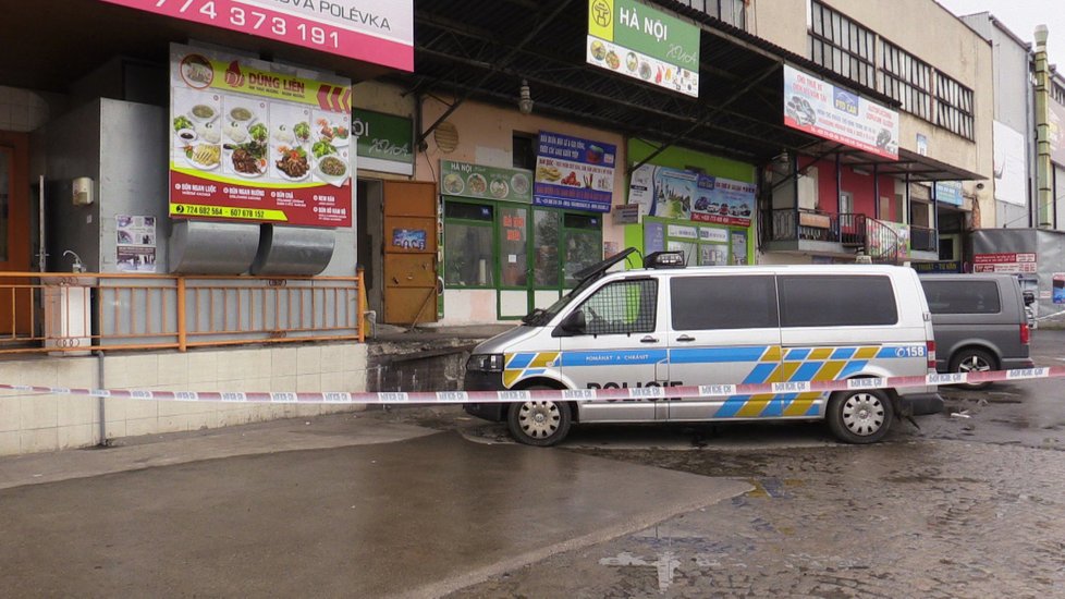 Policejní zásah ve varně drog v pražské tržnici Sapa.