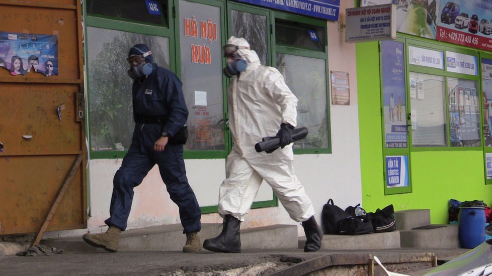 Policejní zásah ve varně drog v pražské tržnici Sapa.