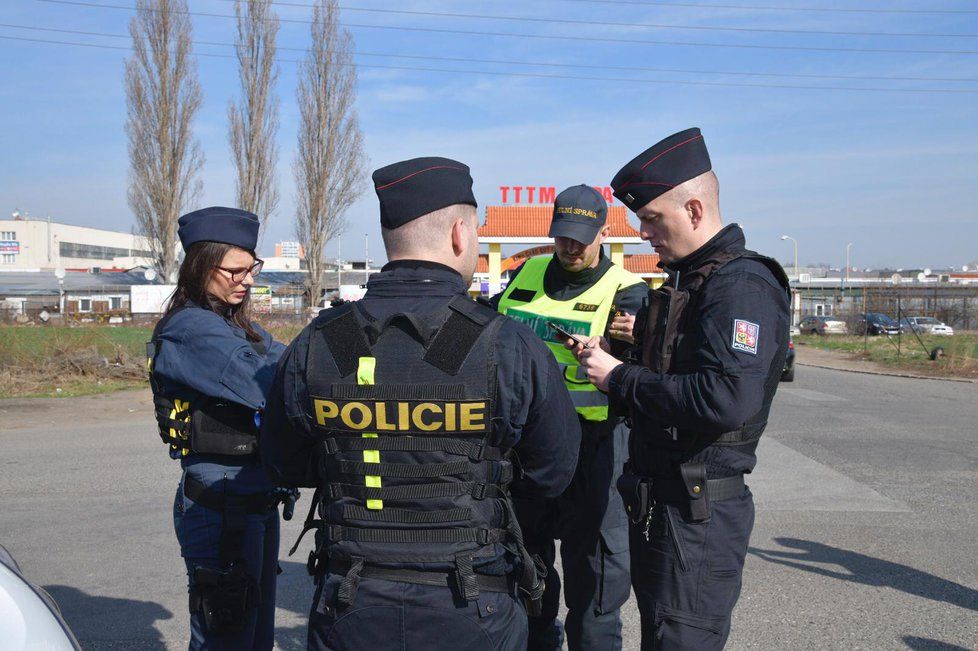 Policisté a celníci v pátek dopoledne udělali zátah v pražské tržnici Sapa.