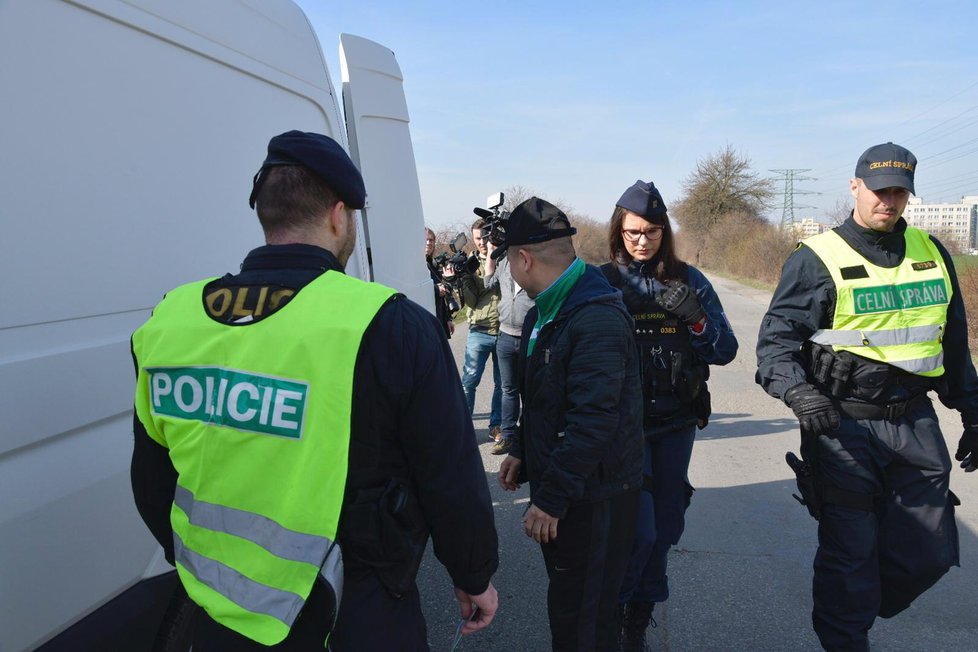 Policisté a celníci v pátek dopoledne udělali zátah v pražské tržnici Sapa.