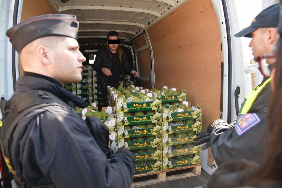 Policisté a celníci v pátek dopoledne udělali zátah v pražské tržnici Sapa.