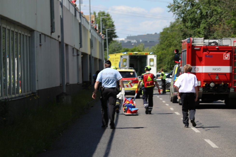 Nehoda osobního a policejního auta v Sárské ulici v Praze (30. června 2020)