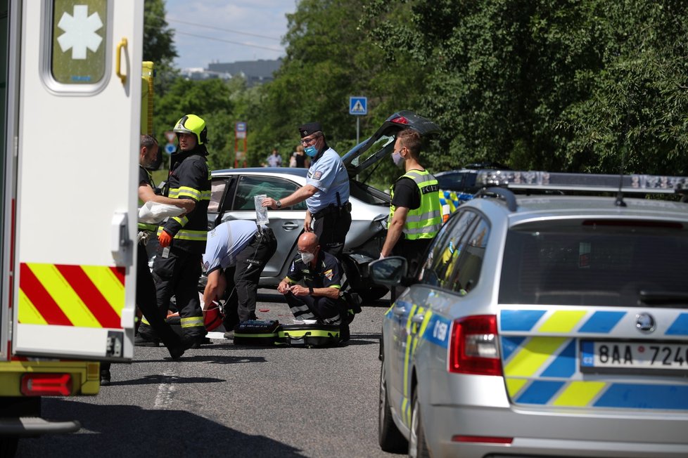 Nehoda osobního a policejního auta v Sárské ulici v Praze (30. června 2020)