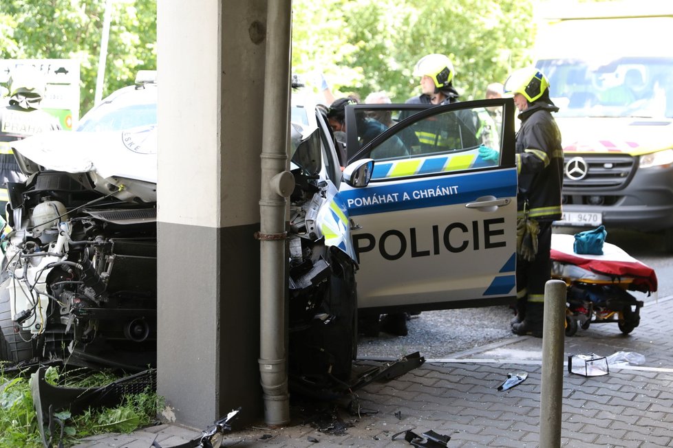 Nehoda osobního a policejního auta v Sárské ulici v Praze (30. června 2020)