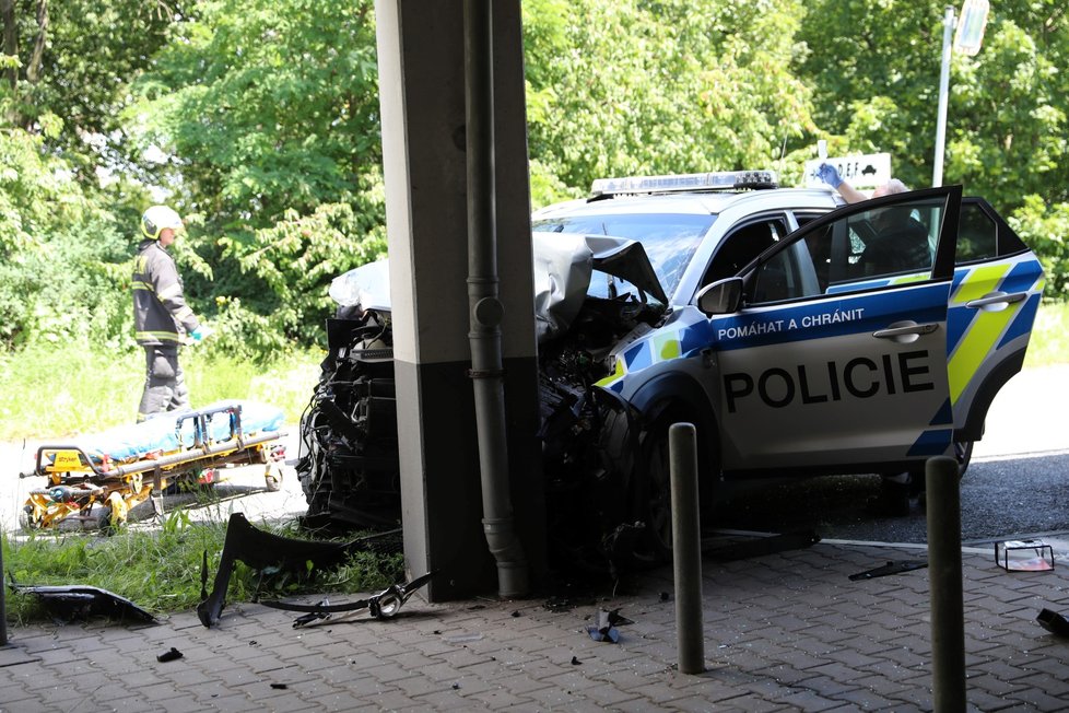 Nehoda osobního a policejního auta v Sárské ulici v Praze (30. června 2020)