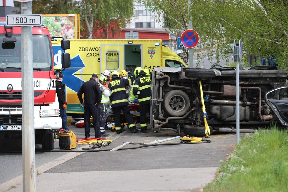 Nehoda v Budovatelské ulici v Satalicích, 24. dubna 2020.