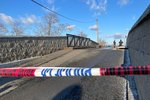 Dívka spadla v Satalicích z mostu do kolejiště. (6. ledna 2022)