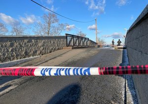 Dívka spadla v Satalicích z mostu do kolejiště. (6. ledna 2022)
