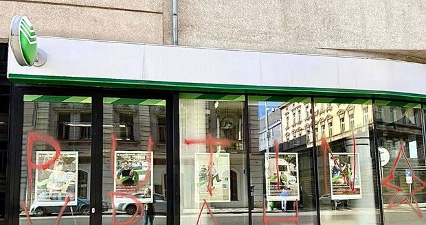 Ruská Sberbank v Česku: Vandalismus a šokující vzkaz! ČNB zahájila kroky k odnětí licence