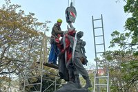 Vandaly zničená socha rudoarmějce a partyzána zmizela z Vrchlického sadů! Musí ji restaurovat