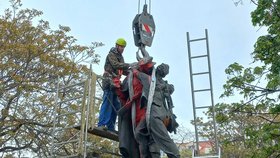 Zničená socha rudoarmějce a partyzána zmizela z Vrchlického sadů: Náprava bude stát čtvrt milionu!