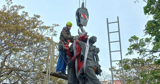 Vandaly zničená socha rudoarmějce a partyzána zmizela z Vrchlického sadů! Musí ji restaurovat