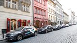 Zoufalství s počtem parkovacích míst v Praze! Místa zabírají sdílená auta, stěžují si lidé