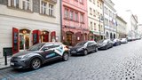 Zoufalství s počtem parkovacích míst v Praze! Místa zabírají sdílená auta, stěžují si lidé