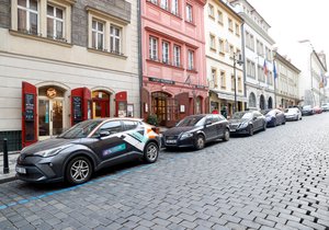 Sdílená auta zabírají místa na modrých zónách v Praze.