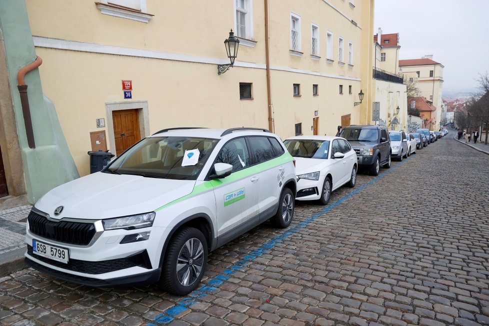 Sdílená auta zabírají místa na modrých zónách v Praze. 