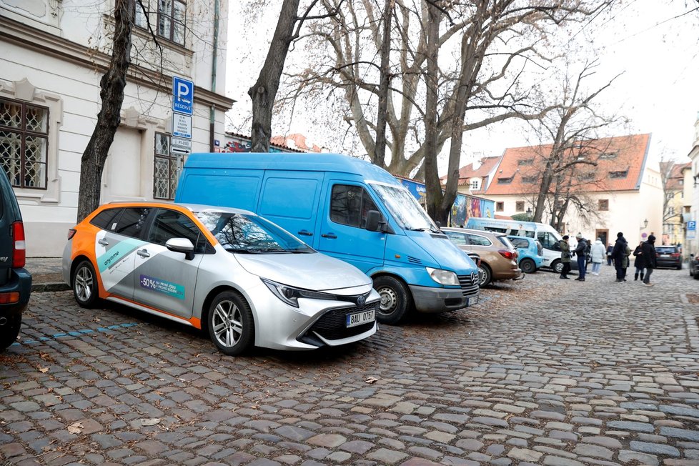 Sdílená auta zabírají místa na modrých zónách v Praze. 