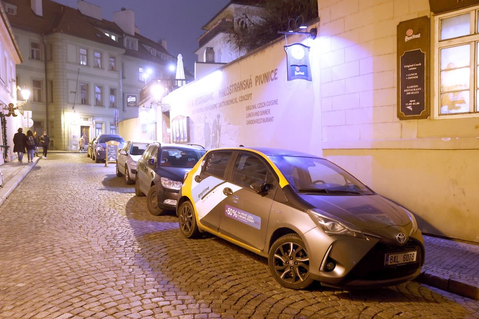 Sdílená auta zabírají místa na modrých zónách v Praze. 