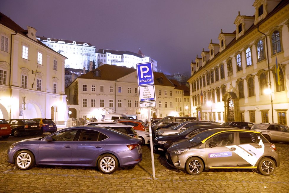 Sdílená auta zabírají místa na modrých zónách v Praze. 