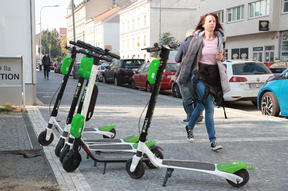 Obyvatelům Prahy vadí zelené elektrokoloběžky, které uživatelé bezohledně parkují na veřejnosti.