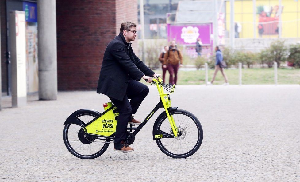 Do ulic Prahy přibudou nová elektrokola Freebike. Budou moci parkovat podle červených a zelených zón.