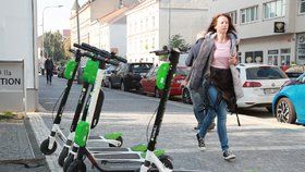 Obyvatelům Prahy vadí zelené elektrokoloběžky, které uživatelé bezohledně parkují na veřejnosti.