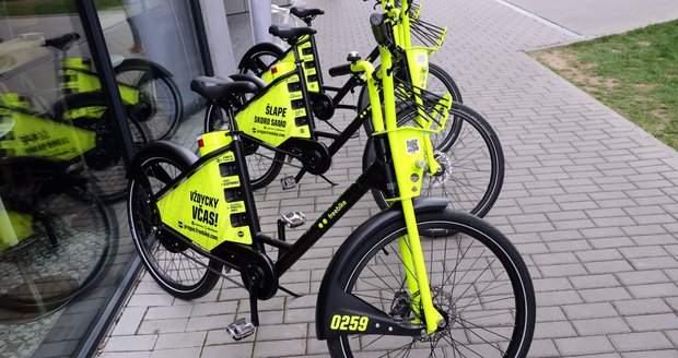 Do ulic Prahy přibudou nová elektrokola Freebike. Budou moci parkovat podle červených a zelených zón.