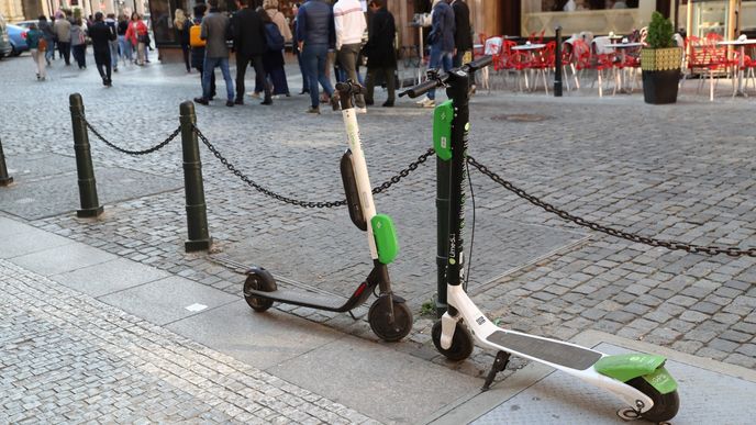 Obyvatelům Prahy vadí zelené elektrokoloběžky, které uživatelé bezohledně parkují na veřejnosti.