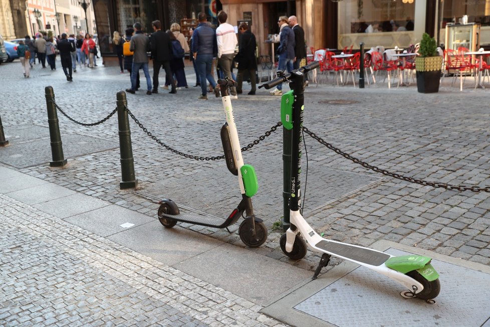 Obyvatelům Prahy vadí zelené elektrokoloběžky, které uživatelé bezohledně parkují na veřejnosti.