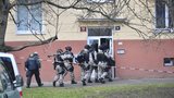 Policejní zásah v Praze: Z ozbrojeného muže se vyklubal pán s nožem přilepeným na koštěti