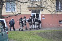 Policejní zásah v Praze: Z ozbrojeného muže se vyklubal pán s nožem přilepeným na koštěti