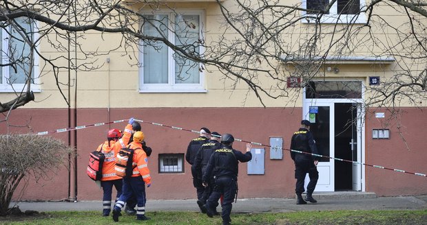 V pražské ulici Na Rokytce se v bytě zabarikádoval muž, který vyhrožoval, že se zapálí