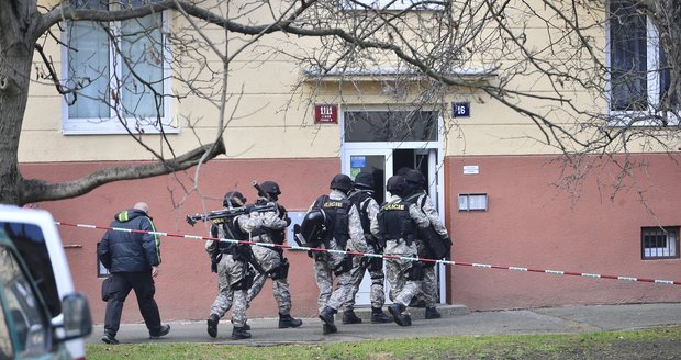 Policejní zásah v Praze: Z ozbrojeného muže se vyklubal pán s nožem přilepeným na koštěti (ilustrační foto)