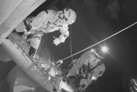 Drama na Hlávkově mostě: Policisté zachránili sebevraha, museli k němu slanit