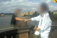 Zoufalý muž hrozil, že skočí z mostu v centru Prahy. Anděl v bílém ho držel za ruku, pak zasáhli policisté