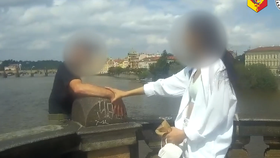 Muž chtěl skočit z mostu Legií, kolemjdoucí žena ho držela za ruku a policisté ho pak stáhli zpět. (19. července 2021)