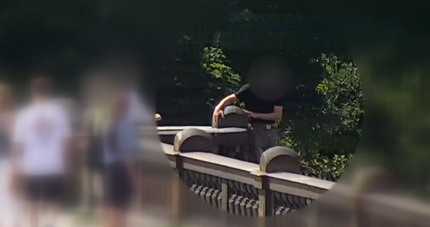 Muž chtěl skočit z mostu Legií, kolemjdoucí žena ho držela za ruku a policisté ho pak stáhli zpět. (19. července 2021)