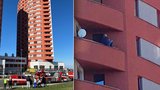 Muž (31) seděl na zábradlí balkonu v 9. patře a hrozil, že skočí kvůli rozchodu. Zasáhli policisté
