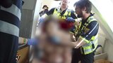 Děsivý případ v centru Prahy: Muž se sám pořezal na krku, málem vykrvácel!