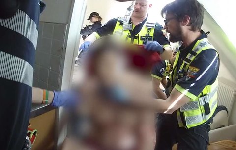 Děsivý případ v centru Prahy: Muž se sám pořezal na krku, málem vykrvácel!