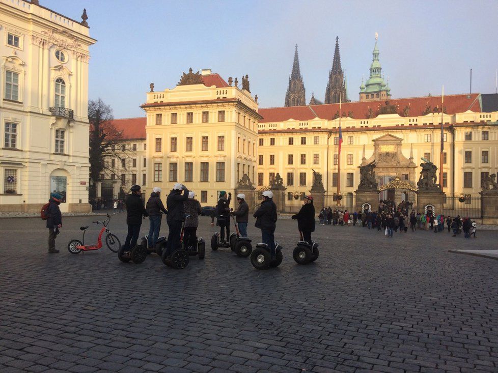 Asociace segwayů chce žalovat Prahu za zákaz segwayů.