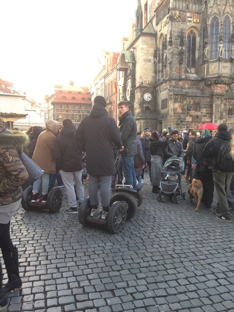 Na Staroměstském náměstí a Pražském hradě můžete stále potkat turisty na segwayích, zákaz bude platit až po nainstalování všech značek.